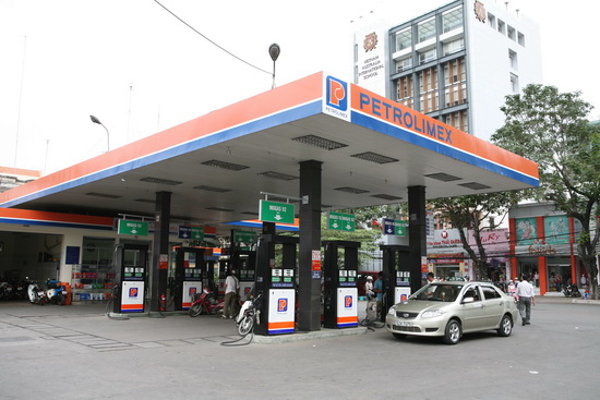 Giá xăng dầu được dự báo sẽ diễn biến khó lường ngay cả khi kinh doanh của tập đoàn Petrolimex có lãi Giá xăng dầu được dự báo sẽ diễn biến khó lường ngay cả khi kinh doanh của tập đoàn Petrolimex có lãi
