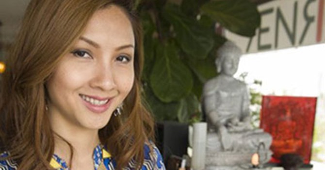 Gia Ly, vừa điều hành hai nhà hàng của gia đình, vừa thực hiện dự án quảng cáo trên Google cho các công ty quy mô nhỏ tại California Gia Ly, vừa điều hành hai nhà hàng của gia đình, vừa thực hiện dự án quảng cáo trên Google cho các công ty quy mô nhỏ tại California