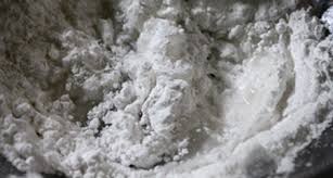 Pha 1 muỗng s&uacute;p bột năng hoặc bột bắp với 1 ch&eacute;n nước lọc.