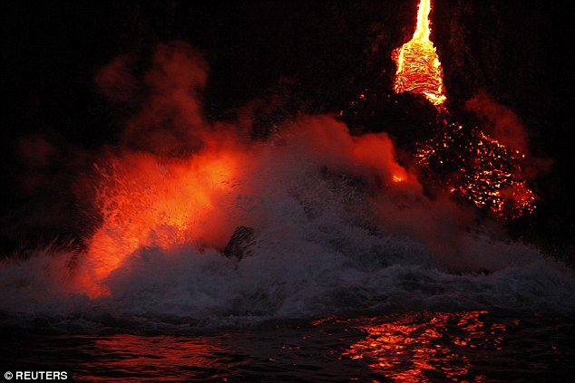 N&uacute;i lửa phun tr&agrave;o dung nham xuống biển gần đảo Hawaii