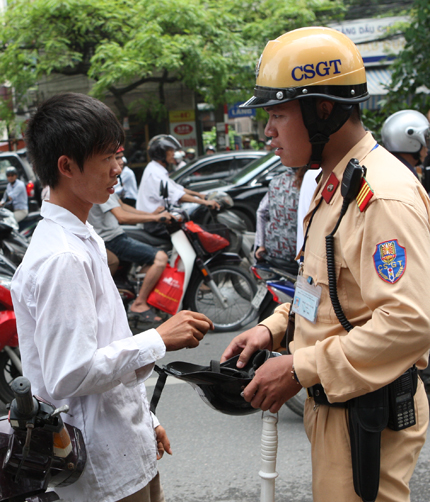 Có người không biết mũ mình đang đội có đạt chuẩn hay không