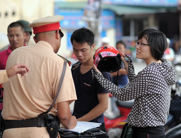 Với những trường hợp đội mũ đủ chất lượng nhưng không cài quai đúng quy cách cũng sẽ được các đồng chí CSGT hướng dẫn lại theo quy định