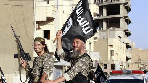 Phiến qu&acirc;n IS diễu h&agrave;nh ở tỉnh Raqqa, ph&iacute;a bắc Syria, hồi th&aacute;ng 6