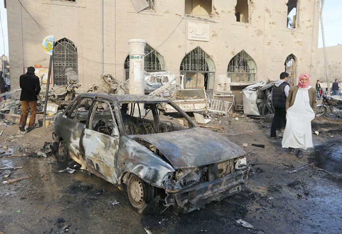 Một chiếc xe bị ch&aacute;y x&eacute;m ở Raqqa sau vụ nh&oacute;m kh&ocirc;ng k&iacute;ch khủng bố IS 