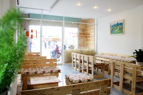 Khai trương vào tháng 8 năm 2011, HD Media Cafe đã thực sự là một điểm đến thu hút dành cho dân “ghiền” điện ảnh, “ghiền” những bộ phim HD tại TP. Hồ Chí Minh. Với ý tưởng mang đến một không gian mới lạ, sự kết hợp độc đáo giữa quán cafe và phòng chiếu phim chất lượng cao, HD Media Cafe sẽ truyền cho các cặp đôi ưa thích không gian náo nhiệt cảm hứng cũng như mang đến cho bạn tình yêu điện ảnh và niềm hạnh phúc trong thế giới HD sống động