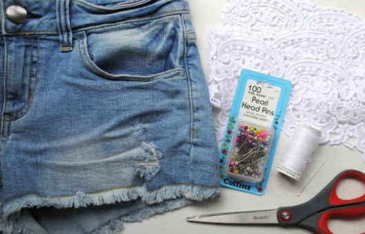 Bạn cần chuẩn bị: một quần short b&ograve; (được cắt từ quần jeans d&agrave;i), 2 mảnh vải ren hoặc vải crochet, ghim, kim, chỉ trắng, k&eacute;o.