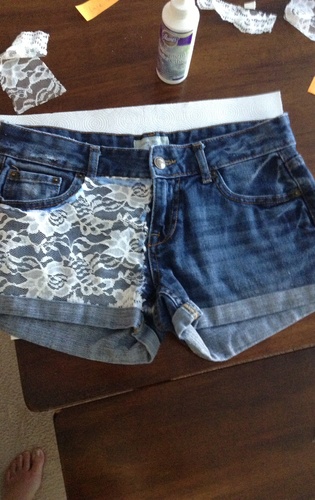 Sự kết hợp giữa ren mềm mại v&agrave; quần jeans bụi bặm l&agrave; một chiếc quần short thật ngọt ng&agrave;o m&agrave; kh&ocirc;ng k&eacute;m phần c&aacute; t&iacute;nh.