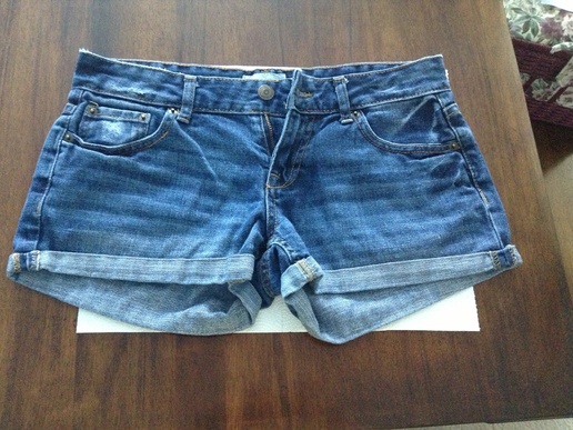 Bước 1: Trải phẳng chiếc quần short ra, x&aacute;c định vị tr&iacute; bạn muốn đắp ren.