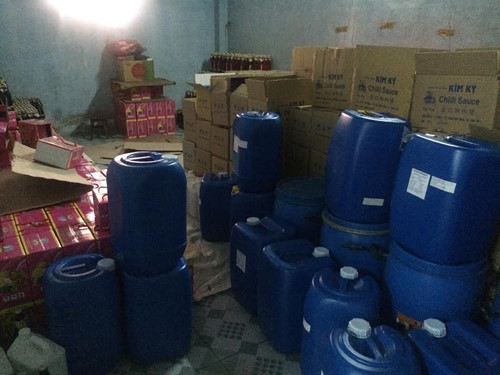 Nhiều hóa phẩm, chất phụ gia không rõ nguồn gốc, hết hạn sử dụng Nhiều hóa phẩm, chất phụ gia không rõ nguồn gốc, hết hạn sử dụng