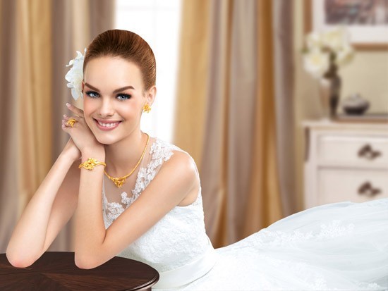 C&ocirc; d&acirc;u sẽ trở n&ecirc;n nổi bật v&agrave; đằm thắm hơn với những m&oacute;n đồ trang sức bằng v&agrave;ng