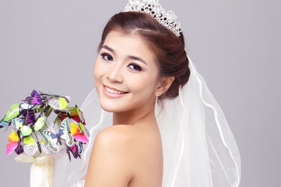 Từ trước đến nay, vương miện vẫn l&agrave; một phụ kiện c&ocirc; d&acirc;u chưa bao giờ lỗi mốt