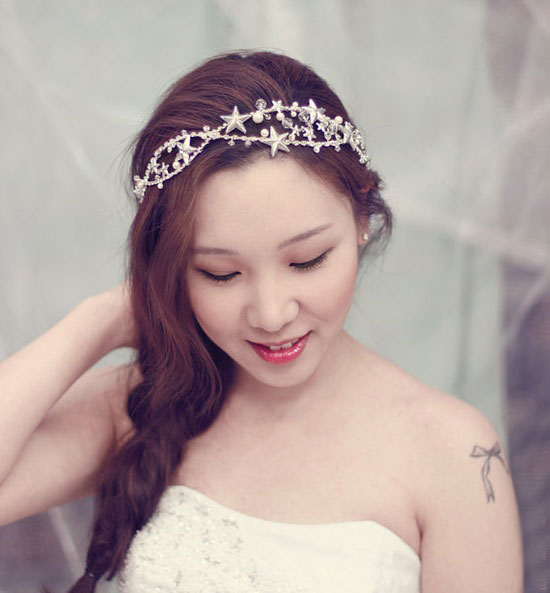 Băng-đ&ocirc; cũng l&agrave; một gợi &yacute; phụ kiện c&ocirc; d&acirc;u cho m&aacute;i t&oacute;c th&ecirc;m thướt tha, quyến rũ