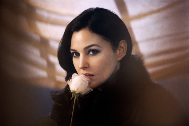 Monica Bellucci là một nữ diễn viên và người mẫu thời trang người Ý. Cô bắt đầu sự nghiệp của mình ở tuổi 13. Bellucci bắt đầu làm mẫu khi đang là sinh viên để kiếm thêm thu nhập. Cô từng xuất hiện trong một chương trình quảng cáo truyền hình “black&white” cho Dolce & Gabbana.