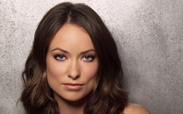 Olivia Wilde là một nữ diễn viên, biên kịch và nhà sản xuất người Mỹ. Cô sinh ra tại thành phố New York và lớn lên ở Washington. Cô trở nên nổi tiếng với vai diễn của mình trong bộ phim “The O.C. as Alex Kelly”. 