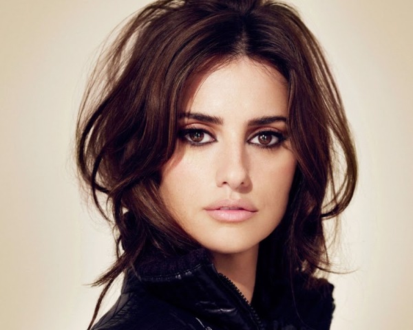 Penelope Cruz là một trong những phụ nữ đẹp nhất thế giới, Cruz sinh ra ở Tây Ban Nha. Cô cũng là một nữ diễn viên và người mẫu. Cruz đã làm người mẫu cho các công ty Mango, Ralph Lauren và L'Oréal. Bộ phim nổi tiếng nhất của cô là “All about my Mother” (1999). Cô đã giành một giải Oscar cho danh hiện diễn xuất tốt nhất nhờ một vai phụ trong phim “Vicky Cristina Barcelona” (2008).