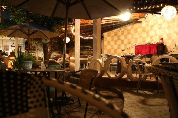 Tọa lạc trong một con hẻm nhỏ trên đường Quang Trung, Tp. Hồ Chí Minh, từ lâu Vuông Tròn là điểm đến quen thuộc của các đôi tình nhân và thực khách muốn thả mình trong âm thanh piano chất lượng đỉnh