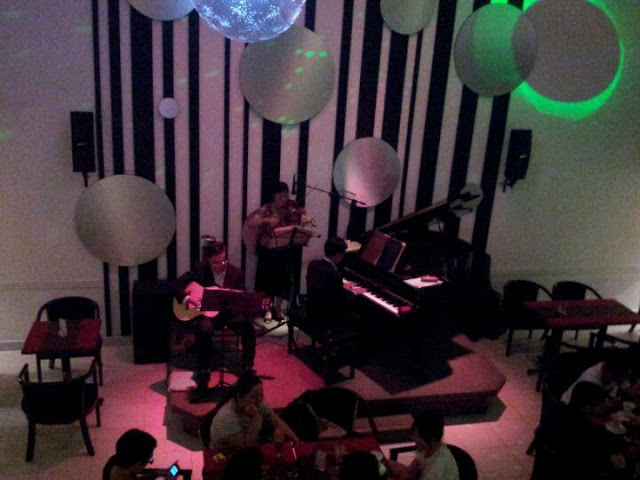 'Piano Cà phê' với cách trang trí không gian trang nhã, sang trọng và không gian ban đêm của quán thích hợp cho những cặp tình nhân vì cách bày trí lãng mạn và ngọt ngào của quán với những ngọn nến lung linh huyền ảo dọc theo lối cầu thang.