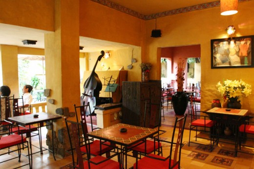 “Serenata” khiêm nhường, kín đáo trên một con đường nhỏ ở quận 3, nhưng lại rất được các đôi tình nhân yêu thích bởi sự riêng tư và tĩnh lặng. Quán được thiết kế và xây dựng theo phong cách Pháp nhiệt đới, lấy cảm xúc từ một giai điệu của nhạc sĩ Ý Enrico Toselli