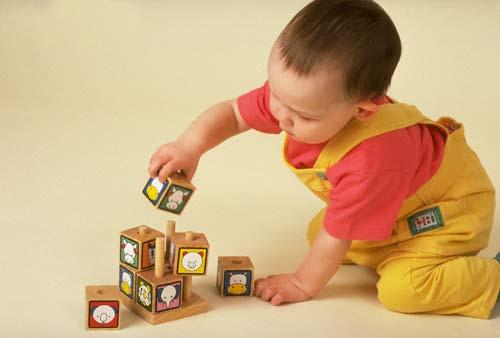Bố mẹ c&oacute; thể chọn qu&agrave; 1/6 cho b&eacute; từ 1 đến 3 tuổi l&agrave; đồ chơi h&igrave;nh khối nhiều m&agrave;u sắc