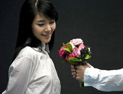 C&aacute;c ch&agrave;ng c&oacute; thể chọn qu&agrave; 8/3 cho người y&ecirc;u l&agrave; một b&oacute; hoa
