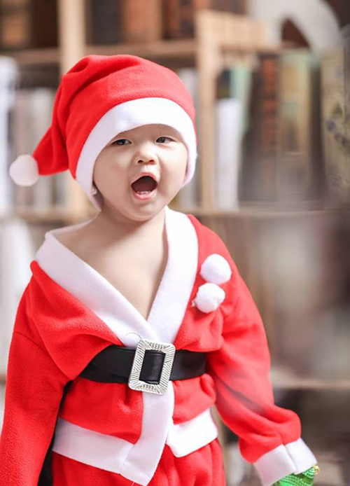 Qu&agrave; tặng gi&aacute;ng sinh cho b&eacute; l&agrave; bộ trang phục &ocirc;ng gi&agrave; Noel sẽ khiến b&eacute; th&iacute;ch th&uacute;