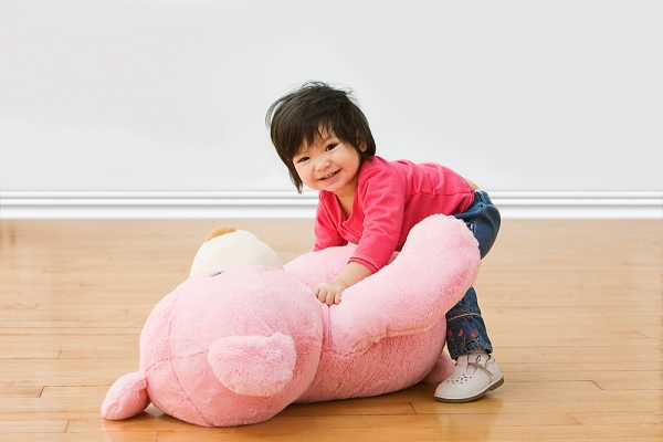 Bố mẹ c&oacute; thể tặng qu&agrave; Gi&aacute;ng sinh cho con l&agrave; th&uacute; nhồi b&ocirc;ng 