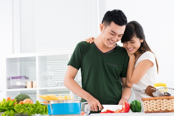 Ph&aacute;i mạnh c&oacute; thể tặng qu&agrave; Gi&aacute;ng sinh cho vợ l&agrave; một bữa ăn tự nấu