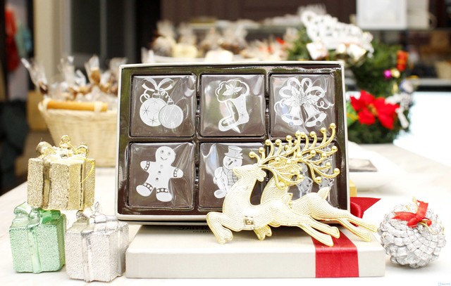 C&oacute; nhiều loại chocolate l&agrave;m qu&agrave; Noel ngon m&agrave; gi&aacute; hấp dẫn