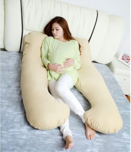 Gối chữ U l&agrave; một m&oacute;n qu&agrave; Gi&aacute;ng sinh &yacute; nghĩa cho b&agrave; bầu