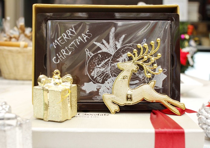 C&aacute;nh m&agrave;y r&acirc;u c&oacute; thể chọn socola l&agrave;m qu&agrave; tặng Noel cho vợ