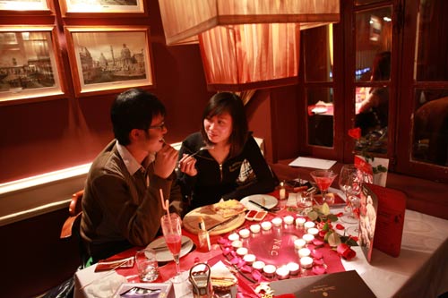 C&aacute;nh m&agrave;y r&acirc;u c&oacute; thể chọn một bữa tối l&atilde;ng mạn l&agrave;m qu&agrave; tặng Valentine 2016 cho vợ