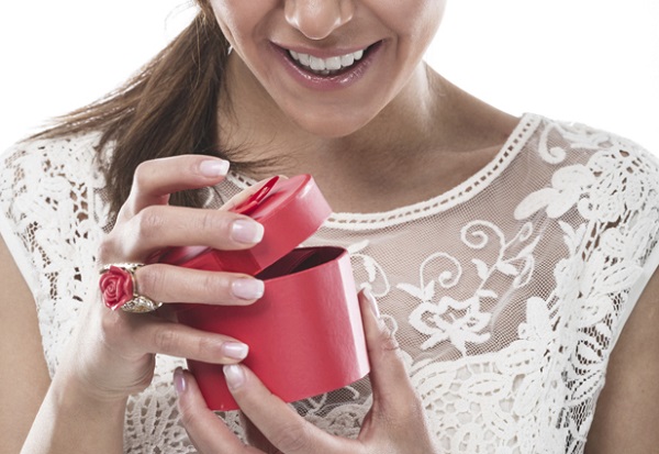 Chọn trang sức để tặng qu&agrave; Valentine cho vợ l&agrave; một gợi &yacute;