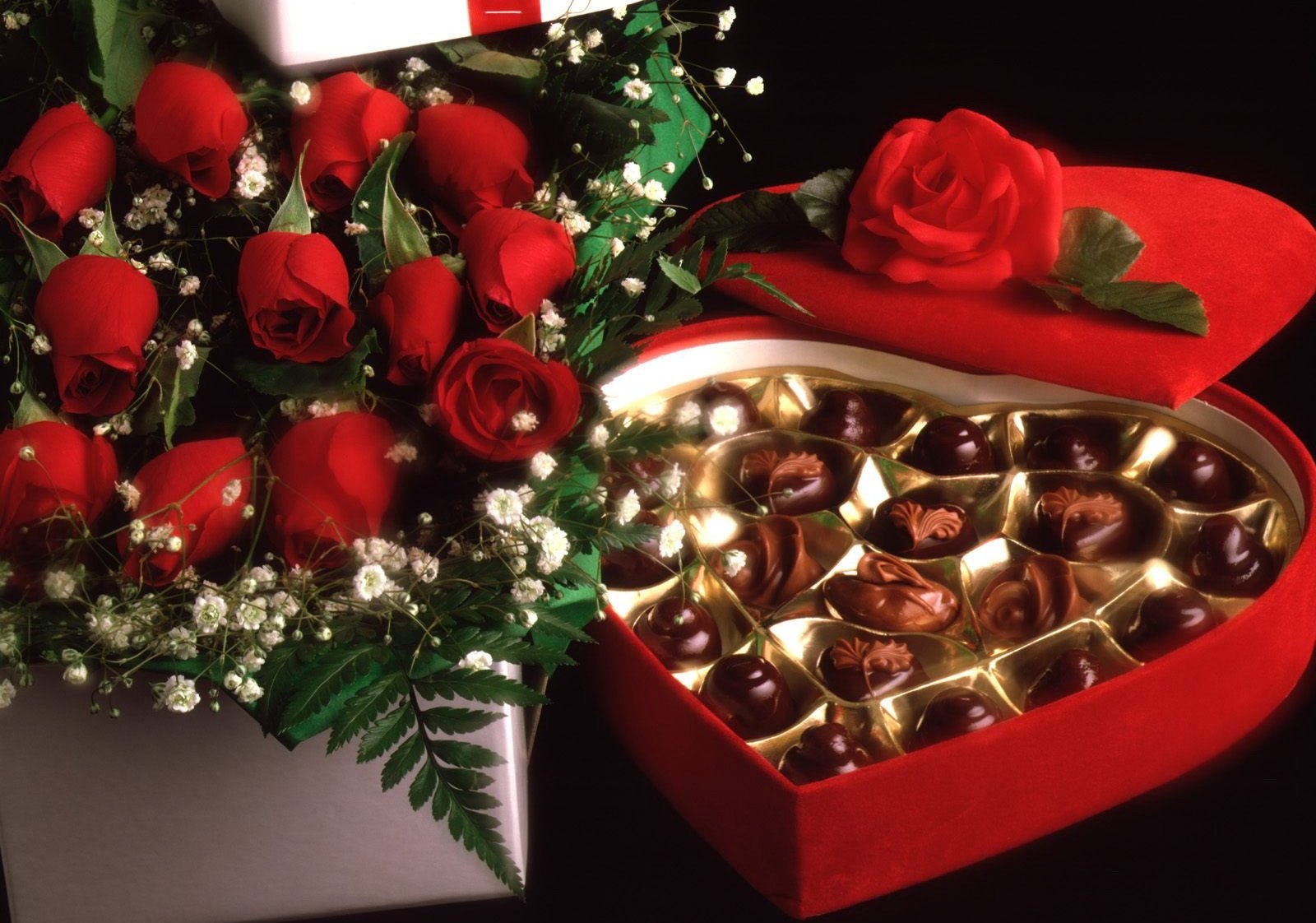 Hoa hồng v&agrave; socola l&agrave; m&oacute;n qu&agrave; tặng Valentine được nhiều người lựa chọn