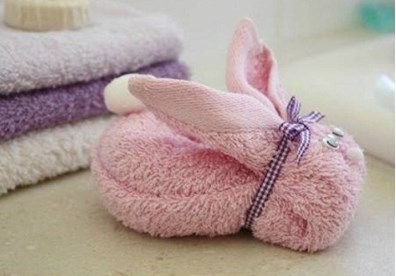 K&eacute;o dựng 2 đầu khăn l&ecirc;n sẽ c&oacute; h&igrave;nh dạng ch&uacute; thỏ cơ bản