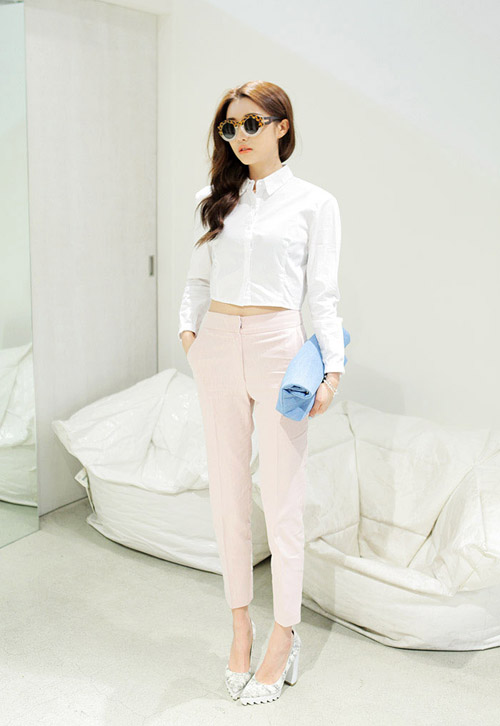 C&aacute;c n&agrave;ng c&oacute; thể mix quần baggy với &aacute;o crop top sơ mi theo phong c&aacute;ch white on white