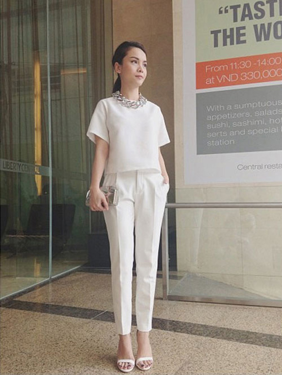 &Aacute;o ph&ocirc;ng crop top cũng l&agrave; một gợi &yacute; phối c&ugrave;ng quần baggy vải