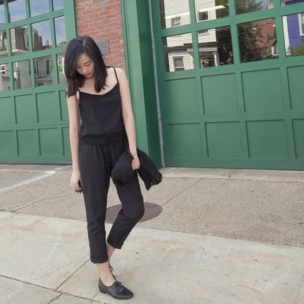 Nếu muốn mix &aacute;o hai d&acirc;y với quần baggy c&aacute;c n&agrave;ng n&ecirc;n mặc th&ecirc;m &aacute;o kho&aacute;c mỏng b&ecirc;n ngo&agrave;i