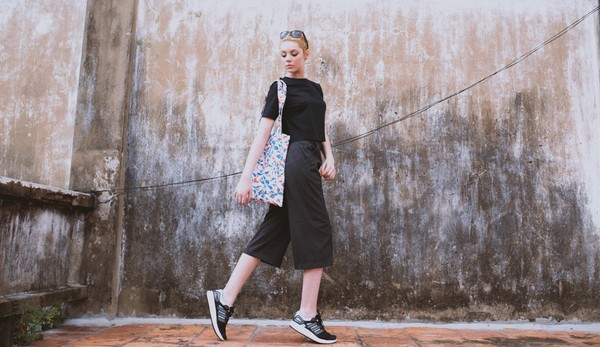 Giày sneaker mang lại cho bạn gái vẻ năng đ&ocirc;̣ng khi k&ecirc;́t hợp với qu&acirc;̀n culottes
