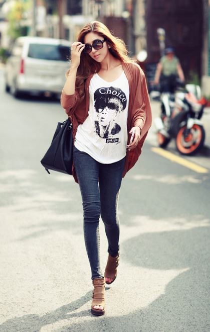Thời ti&ecirc;́t chuy&ecirc;̉n thu, các nàng có th&ecirc;̉ mặc qu&acirc;̀n jean k&ecirc;́t hợp áo cardigan hợp m&ocirc;́t