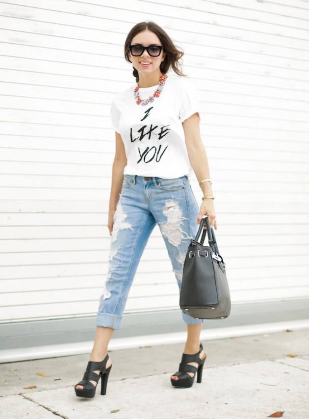 Quần jeans r&aacute;ch kết hợp với gi&agrave;y cao g&oacute;t cho vẻ đẹp thanh lịch, sang trọng