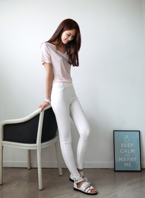 Nếu kh&ocirc;ng biết mặc quần jeans trắng kh&eacute;o l&eacute;o c&aacute;c n&agrave;ng sẽ dễ th&agrave;nh 