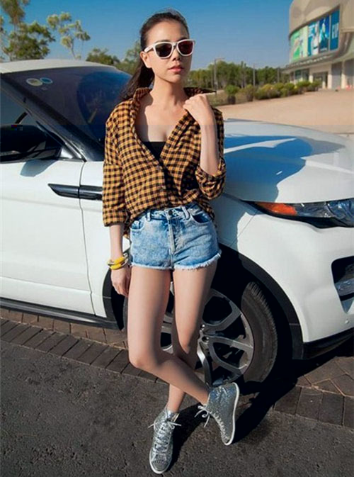 Tr&agrave; Ngọc Hằng năng động m&agrave; vẫn cuốn h&uacute;t với quần short jean