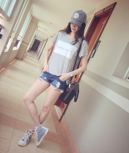 Tr&uacute;c Diễm năng động v&agrave; thể thao với bộ đ&ocirc;i quần short v&agrave; &aacute;o ph&ocirc;ng