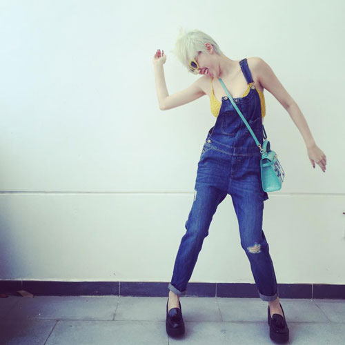 T&oacute;c Ti&ecirc;n chứng tỏ m&igrave;nh l&agrave; một c&ocirc; n&agrave;ng s&agrave;nh điệu với quần yếm jean v&agrave; crop top hai d&acirc;y