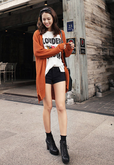 Cardigan d&aacute;ng d&agrave;i mix với quần short v&agrave; &aacute;o thun ph&ugrave; hợp với những c&ocirc; n&agrave;ng năng động, c&aacute; t&iacute;nh