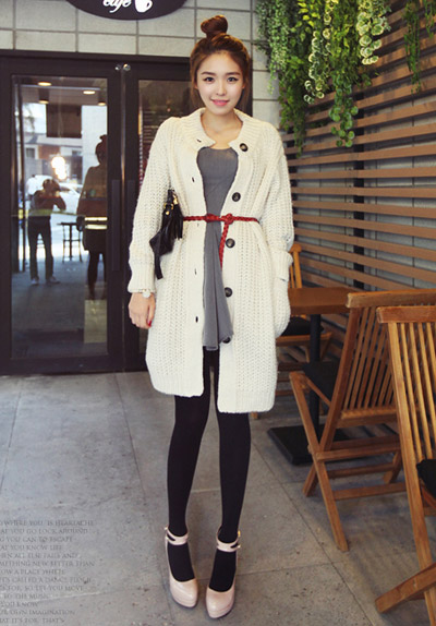 V&aacute;y liền phối với cardigan d&aacute;ng rộng mềm mại v&agrave; nữ t&iacute;nh