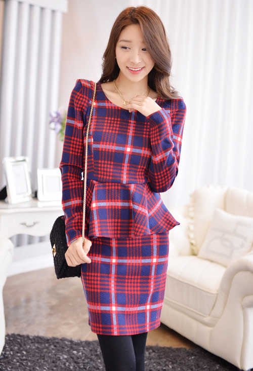 Đầm peplum m&ugrave;a đ&ocirc;ng ấm &aacute;p cho c&aacute;c qu&yacute; c&ocirc; vẫn rất đa dạng nhất l&agrave; c&aacute;c mẫu đầm nỉ v&agrave; đầm dạ.
