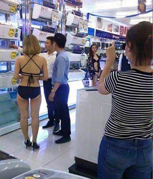 Những m&agrave;n quảng c&aacute;o bằng bikini g&acirc;y x&ocirc;n xao