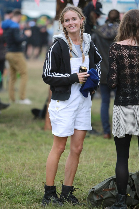 Cressida Bonas nhí nhảnh và dễ thương với tóc tết hai bên và quần yếm trắng