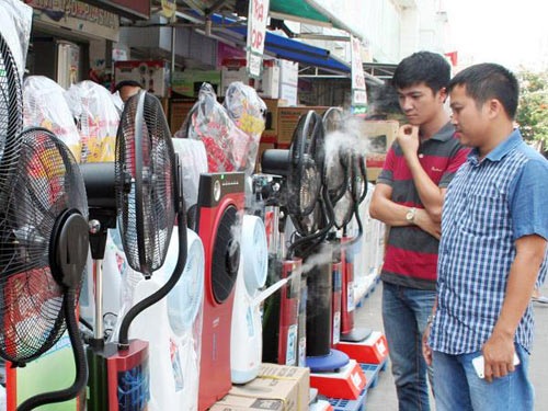 Tr&ecirc;n thị trường c&oacute; rất nhiều loại quạt hơi nước với kiểu d&aacute;ng, chức năng, h&atilde;ng kh&aacute;c nhau